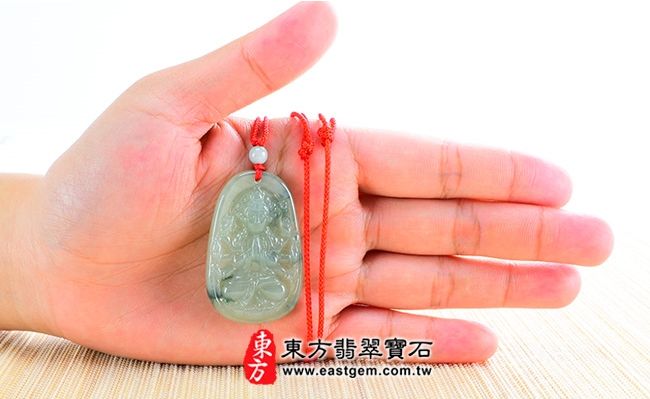 千手觀音  實際大小示意照片 翡翠千手觀音項鍊玉珮（千手觀音：千手觀音牌A貨翡翠千手觀音玉珮、緬甸玉千手觀音玉墜）。細糯飄花千手觀音，LH008。客製化訂做各種翡翠千手觀音吊墜玉珮項鍊。★附A貨翡翠雙證書 