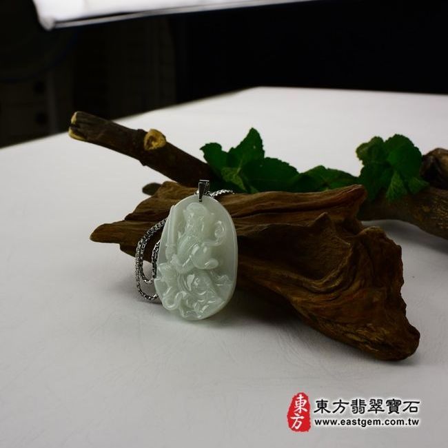 玄天大帝/玄天上帝  情境照片 （已售出勿下標，可訂做）翡翠玄天上帝項鍊玉珮（玄天上帝：玄天上帝牌A貨翡翠玄天上帝玉珮、緬甸玉玄天上帝玉墜）。淡綠色細豆種玄天上帝，KG046。客製化訂做各種翡翠玄天上帝吊墜玉珮項鍊。★附A貨翡翠雙證書 