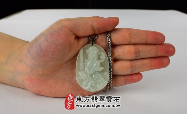 玄天大帝/玄天上帝  大小示意照片 （已售出勿下標，可訂做）翡翠玄天上帝項鍊玉珮（玄天上帝：玄天上帝牌A貨翡翠玄天上帝玉珮、緬甸玉玄天上帝玉墜）。淡綠色細豆種玄天上帝，KG046。客製化訂做各種翡翠玄天上帝吊墜玉珮項鍊。★附A貨翡翠雙證書 