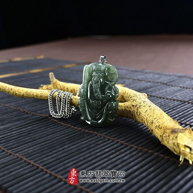 玄天上帝  情境照片 （已出售勿下標，可訂做）翡翠玄天上帝項鍊玉珮（玄天上帝：玄天上帝牌A貨翡翠玄天上帝玉珮、緬甸玉玄天上帝玉墜）。油青種玄天上帝，ST004。客製化訂做各種翡翠玄天上帝吊墜玉珮項鍊。★附A貨翡翠雙證書 