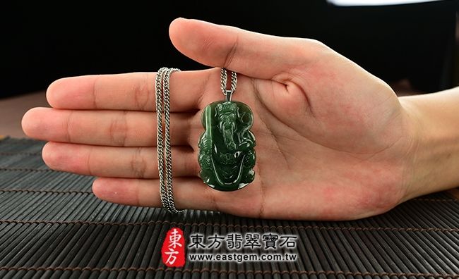 玄天上帝  大小示意照片 （已出售勿下標，可訂做）翡翠玄天上帝項鍊玉珮（玄天上帝：玄天上帝牌A貨翡翠玄天上帝玉珮、緬甸玉玄天上帝玉墜）。油青種玄天上帝，ST004。客製化訂做各種翡翠玄天上帝吊墜玉珮項鍊。★附A貨翡翠雙證書 