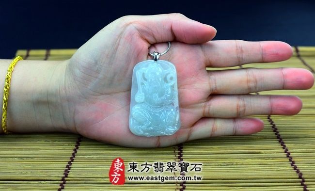 玄天上帝  實際大小示意照片 （已售出勿下標，可訂做）翡翠玄天上帝項鍊玉珮（玄天上帝：玄天上帝牌A貨翡翠玄天上帝玉珮、緬甸玉玄天上帝玉墜）。糯冰種玄天上帝，ST006。客製化訂做各種翡翠玄天上帝吊墜玉珮項鍊。★附A貨翡翠雙證書 