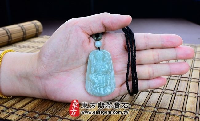 玄天上帝  大小示意照片（已出售勿下標，可訂做）翡翠玄天上帝項鍊玉珮（玄天上帝：玄天上帝牌A貨翡翠玄天上帝玉珮、緬甸玉玄天上帝玉墜）。綠色細豆種玄天上帝，ST008。客製化訂做各種翡翠玄天上帝吊墜玉珮項鍊。★附A貨翡翠雙證書 