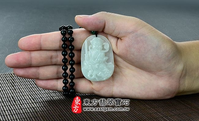 玄天上帝  實際大小示意照片 （已售出勿下標，可訂做）翡翠玄天上帝項鍊玉珮（玄天上帝：玄天上帝牌A貨翡翠玄天上帝玉珮、緬甸玉玄天上帝玉墜）。淡綠細糯種，微冰種玄天上帝，ST012。客製化訂做各種翡翠玄天上帝吊墜玉珮項鍊。★附A貨翡翠雙證書 
