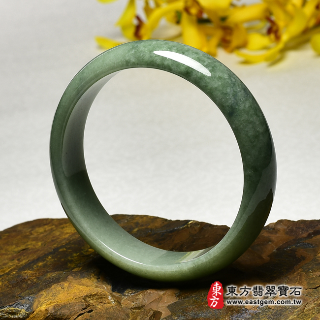 豆種A貨翡翠玉鐲手鐲右側照片 豆種手鐲、豆種玉鐲、豆種翡翠手鐲、豆種翡翠玉鐲。（綠色玉鐲手鐲，些微透光，圓鐲19，BE023）。客製化訂做各種緬甸玉手鐲，緬甸玉鐲。★附A貨翡翠雙證書
