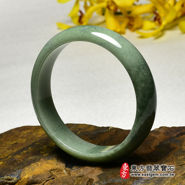 豆種A貨翡翠玉鐲手鐲右側照片 豆種手鐲、豆種玉鐲、豆種翡翠手鐲、豆種翡翠玉鐲。（綠色玉鐲手鐲，些微透光，圓鐲19，BE023）。客製化訂做各種緬甸玉手鐲，緬甸玉鐲。★附A貨翡翠雙證書