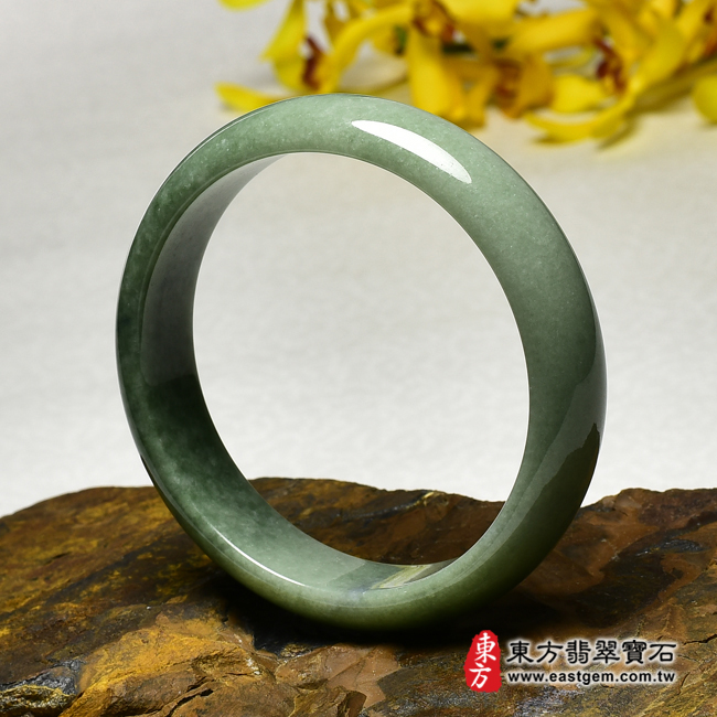 豆種A貨翡翠玉鐲手鐲右側照片 豆種手鐲、豆種玉鐲、豆種翡翠手鐲、豆種翡翠玉鐲。（綠色玉鐲手鐲，些微透光，圓鐲19，BE023）。客製化訂做各種緬甸玉手鐲，緬甸玉鐲。★附A貨翡翠雙證書