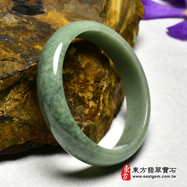 豆種A貨翡翠玉鐲手鐲左側照片 豆種手鐲、豆種玉鐲、豆種翡翠手鐲、豆種翡翠玉鐲。（綠色玉鐲手鐲，些微透光，圓鐲19，BE023）。客製化訂做各種緬甸玉手鐲，緬甸玉鐲。★附A貨翡翠雙證書