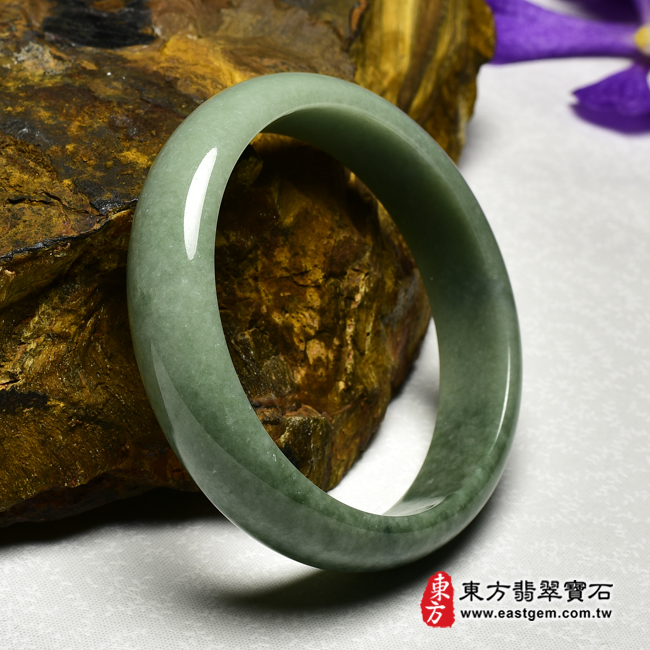 豆種A貨翡翠玉鐲手鐲左側照片 豆種手鐲、豆種玉鐲、豆種翡翠手鐲、豆種翡翠玉鐲。（綠色玉鐲手鐲，些微透光，圓鐲19，BE023）。客製化訂做各種緬甸玉手鐲，緬甸玉鐲。★附A貨翡翠雙證書