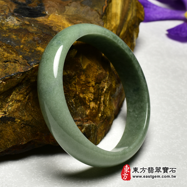 豆種A貨翡翠玉鐲手鐲左側照片 豆種手鐲、豆種玉鐲、豆種翡翠手鐲、豆種翡翠玉鐲。（綠色玉鐲手鐲，些微透光，圓鐲19，BE023）。客製化訂做各種緬甸玉手鐲，緬甸玉鐲。★附A貨翡翠雙證書