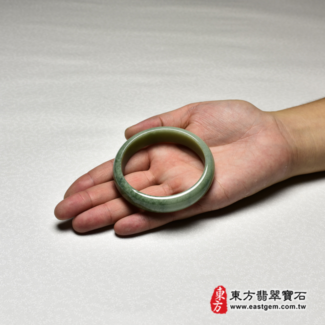豆種A貨翡翠玉鐲手鐲大小示意照片 豆種手鐲、豆種玉鐲、豆種翡翠手鐲、豆種翡翠玉鐲。（綠色玉鐲手鐲，些微透光，圓鐲19，BE023）。客製化訂做各種緬甸玉手鐲，緬甸玉鐲。★附A貨翡翠雙證書