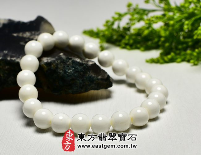 白硨磲天然玉石珠串手鍊左側照片   白硨磲手鍊（白硨磲珠子、白車渠珠子，珠徑約8mm，WCG018）。客製化設計各種白硨磲珠串、白硨磲珠子、白硨磲手鍊、白硨磲手珠。★附東方翡翠寶石保證卡