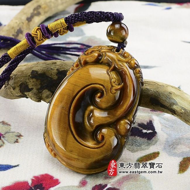如意  右側照片 虎眼石如意項鍊玉珮（如意帶招財貔貅，招財如意：如意牌虎眼石如意玉珮、黃虎眼石如意玉墜）。天然虎眼石黃虎眼石如意，LU167。客製化訂做各種虎眼石如意吊墜玉珮項鍊。★東方翡翠寶石保證卡