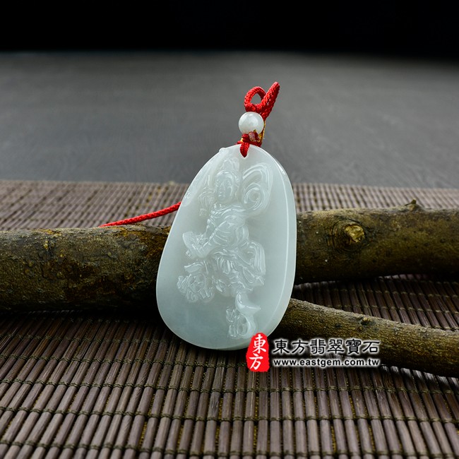 三太子哪吒(中壇元帥)情境照片 （已售出勿下標，可訂做）翡翠三太子項鍊玉珮（中壇元帥、哪吒：哪吒三太子牌A貨翡翠三太子玉珮、緬甸玉哪吒三太子玉墜）。白綠糯豆種翡翠三太子，TT033。客製化訂做各種翡翠哪吒三太子吊墜玉珮項鍊。★附A貨翡翠雙證書