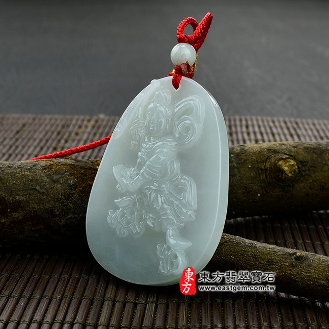 三太子哪吒(中壇元帥)左側照片 （已售出勿下標，可訂做）翡翠三太子項鍊玉珮（中壇元帥、哪吒：哪吒三太子牌A貨翡翠三太子玉珮、緬甸玉哪吒三太子玉墜）。白綠糯豆種翡翠三太子，TT033。客製化訂做各種翡翠哪吒三太子吊墜玉珮項鍊。★附A貨翡翠雙證書