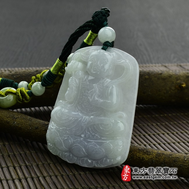 蓮花三太子哪吒(中壇元帥)左側照片 （已售出勿下標，可訂做）翡翠哪吒三太子項鍊玉珮（中壇元帥、哪吒：哪吒三太子牌A貨翡翠三太子玉珮、緬甸玉哪吒三太子玉墜）。糯種春帶彩三太子，TT043。客製化訂做各種翡翠哪吒三太子吊墜玉珮項鍊。★附A貨翡翠雙證書
