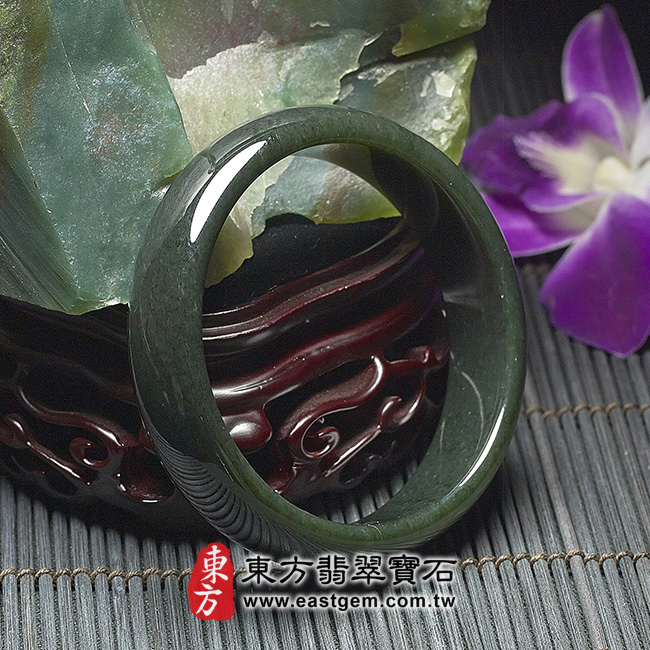 新疆墨玉手鐲右側照片 新疆墨玉手鐲。（深墨綠，圓鐲19）CB005。客製化訂做各種新疆墨玉手鐲。★附東方翡翠寶石雙證書