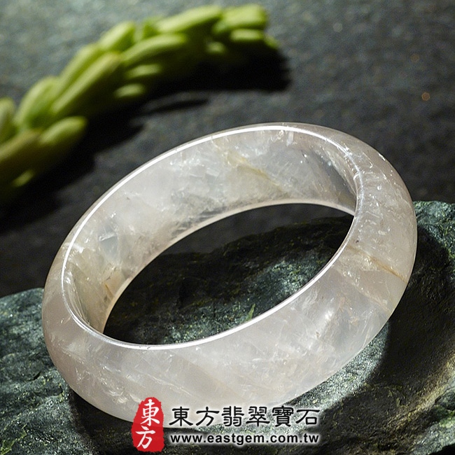 冰種粉晶天然手鐲玉鐲平面照片  冰種粉晶手鐲、粉晶手鐲。（粉色，半透光，圓鐲18，PI004）。客製化訂做各種冰種粉晶手鐲、粉晶手鐲。★附東方翡翠寶石雙證書