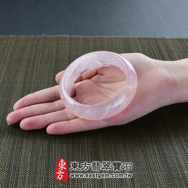 冰種粉晶天然手鐲玉鐲大小示意照片   冰種粉晶手鐲、粉晶手鐲。（粉色，半透光，圓鐲18，PI007）。客製化訂做各種冰種粉晶手鐲、粉晶手鐲。★附東方翡翠寶石雙證書