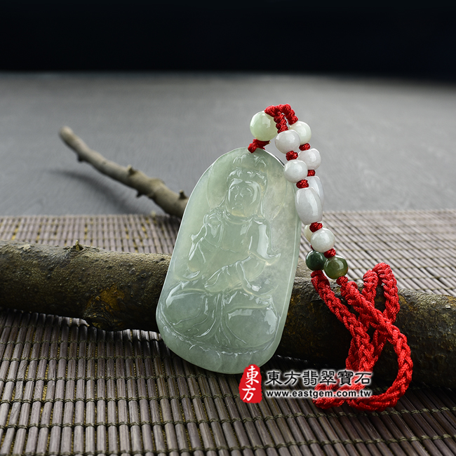 白衣觀音菩薩情境照片（已出售勿下標，可訂做）翡翠觀音項鍊玉珮（觀世音菩薩，白衣觀音：觀音牌A貨翡翠觀音玉珮、緬甸玉觀音玉墜）。油青糯種觀音，GY-210。客製化訂做各種翡翠觀音吊墜玉珮項鍊。★附A貨翡翠雙證書 