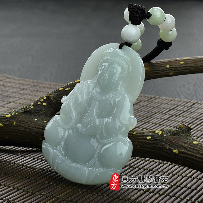 觀音菩薩/白衣觀世音菩薩 右側照片 （已出售勿下標，可訂做）翡翠觀音菩薩項鍊玉珮（觀世音菩薩：觀音菩薩牌A貨翡翠觀音菩薩玉珮、緬甸玉觀音菩薩玉墜）。淡綠糯種白衣觀世音菩薩，GY222。客製化訂做各種翡翠觀世音菩薩吊墜玉珮項鍊。★附A貨翡翠雙證書