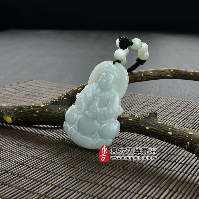 觀音菩薩/白衣觀世音菩薩 情境照片 （已出售勿下標，可訂做）翡翠觀音菩薩項鍊玉珮（觀世音菩薩：觀音菩薩牌A貨翡翠觀音菩薩玉珮、緬甸玉觀音菩薩玉墜）。淡綠糯種白衣觀世音菩薩，GY222。客製化訂做各種翡翠觀世音菩薩吊墜玉珮項鍊。★附A貨翡翠雙證書
