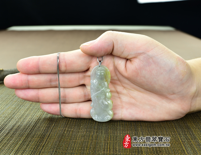 觀音菩薩/白衣觀世音菩薩 大小示意照片 （已出售勿下標，可訂做）翡翠觀音菩薩項鍊玉珮（觀世音菩薩：觀音菩薩牌A貨翡翠觀音菩薩玉珮、緬甸玉觀音菩薩玉墜）。細糯種帶黃翡白衣觀世音菩薩，GY130。客製化訂做各種翡翠觀世音菩薩吊墜玉珮項鍊。★附A貨翡翠雙證書
