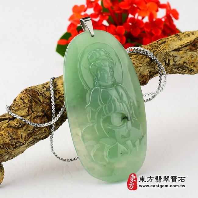 白衣觀音左側照片翡翠白衣觀音玉珮（A貨翡翠白衣觀音玉墜，緬甸玉白衣觀音項鍊）。綠色細糯種，GY-184。客製化訂做各種白衣觀音吊墜，手工玉雕和拋光。★附A貨翡翠雙證書