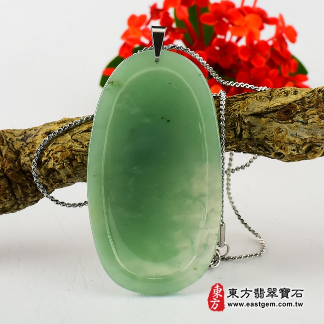 白衣觀音背面照片翡翠白衣觀音玉珮（A貨翡翠白衣觀音玉墜，緬甸玉白衣觀音項鍊）。綠色細糯種，GY-184。客製化訂做各種白衣觀音吊墜，手工玉雕和拋光。★附A貨翡翠雙證書