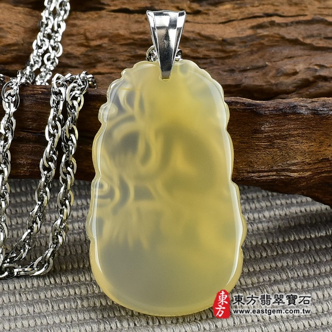 猴子 背面照片 瑪瑙猴項鍊玉珮（猴抱桃，吉祥如意：猴牌瑪瑙猴玉珮、玉髓猴玉墜，猴十二生肖項鍊）。瑪瑙玉髓猴，HW038。客製化訂做各種瑪瑙玉髓猴吊墜玉珮項鍊。★東方翡翠寶石保證卡
