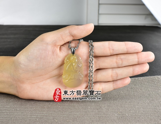 猴子 大小示意照片 瑪瑙猴項鍊玉珮（猴抱桃，吉祥如意：猴牌瑪瑙猴玉珮、玉髓猴玉墜，猴十二生肖項鍊）。瑪瑙玉髓猴，HW038。客製化訂做各種瑪瑙玉髓猴吊墜玉珮項鍊。★東方翡翠寶石保證卡