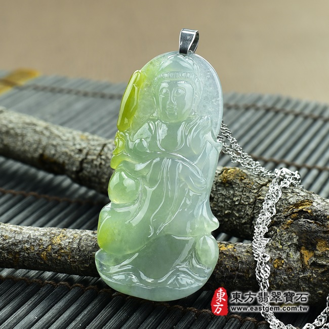 持蓮觀音右側照片翡翠持蓮觀音玉珮（A貨翡翠持蓮觀音玉墜，緬甸玉持蓮觀音項鍊）。細糯帶黃翡，微冰種，雕工精細，GY-200。客製化訂做各種持蓮觀音吊墜，手工玉雕和拋光。★附A貨翡翠雙證書