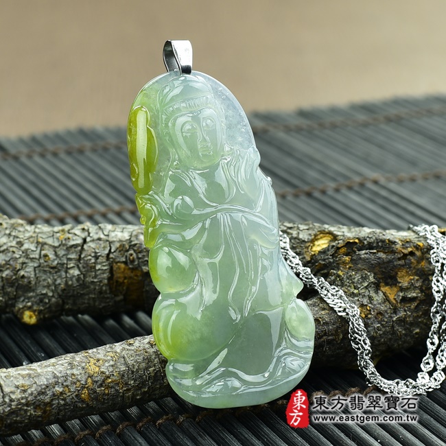 持蓮觀音左側照片翡翠持蓮觀音玉珮（A貨翡翠持蓮觀音玉墜，緬甸玉持蓮觀音項鍊）。細糯帶黃翡，微冰種，雕工精細，GY-200。客製化訂做各種持蓮觀音吊墜，手工玉雕和拋光。★附A貨翡翠雙證書