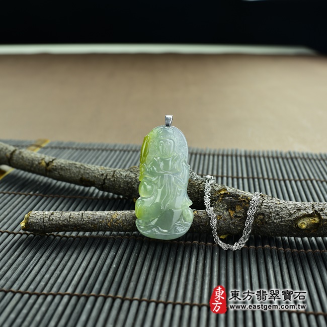 持蓮觀音情境照片翡翠持蓮觀音玉珮（A貨翡翠持蓮觀音玉墜，緬甸玉持蓮觀音項鍊）。細糯帶黃翡，微冰種，雕工精細，GY-200。客製化訂做各種持蓮觀音吊墜，手工玉雕和拋光。★附A貨翡翠雙證書