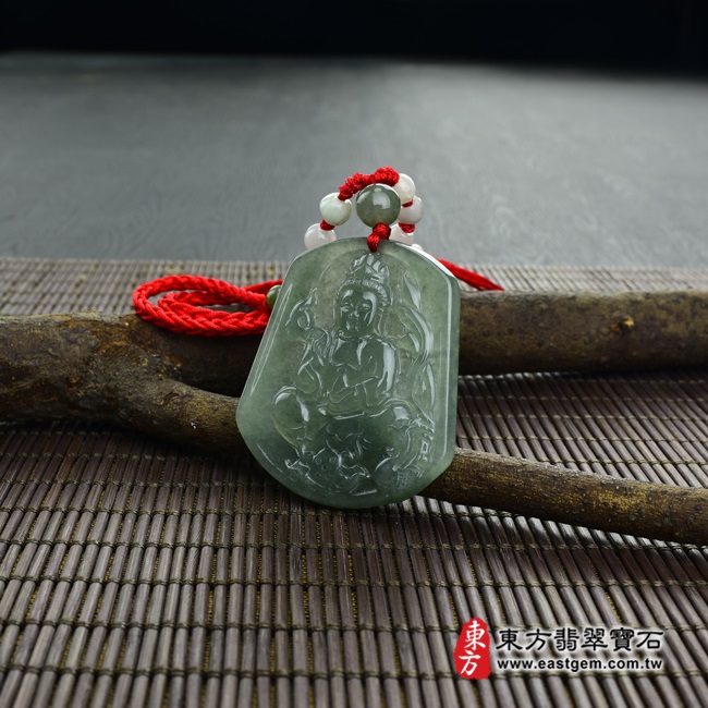 鳳凰觀音情境照片翡翠鳳凰觀音項鍊玉珮（觀世音菩薩，鳳凰觀音：觀音牌A貨翡翠鳳凰觀音玉珮、緬甸玉鳳凰觀音玉墜）。綠色油青種鳳凰觀音，GY301。客製化訂做各種翡翠鳳凰觀音吊墜玉珮項鍊。★附A貨翡翠雙證書