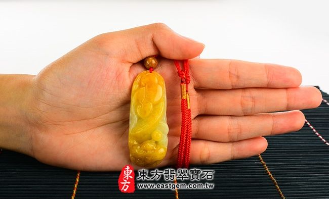 蟾蜍  大小示意照片 （已出售勿下標，可訂做）翡翠如意玉珮（旺財蟾蜍帶如意：如意牌A貨翡翠如意玉珮、緬甸玉如意玉墜）。黃翡種如意DR049。客製化訂做各種翡翠如意吊墜玉珮項鍊。★附A貨翡翠雙證書 