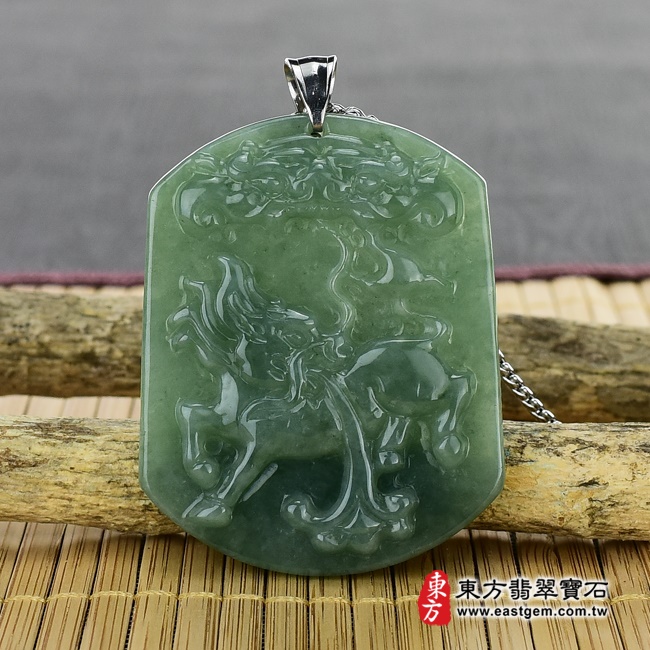 麒麟項鍊玉珮玉珮正面照片   翡翠麒麟項鍊玉珮（神獸獻瑞：麒麟牌A貨翡翠麒麟玉珮、緬甸玉麒麟玉墜）。深綠色油青種麒麟，CL022。客製化訂做各種翡翠麒麟吊墜玉珮項鍊。★附A貨翡翠雙證書.jpg