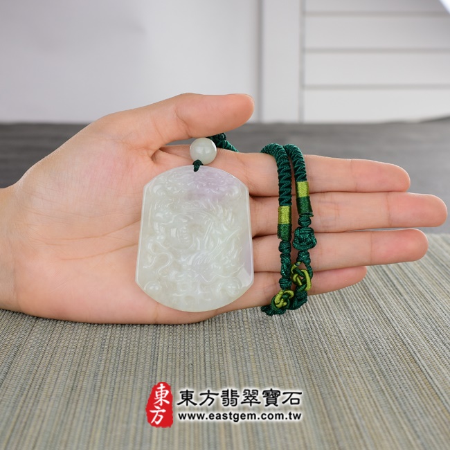 龍項鍊玉珮大小示意圖照片   （已出售勿下標，可訂做）翡翠龍項鍊玉珮（畫龍點睛、招財富貴龍：龍牌A貨翡翠龍玉珮、緬甸玉龍玉墜、龍十二生肖項鍊）。淺綠色糯種帶紫羅蘭翡翠龍，DR187。客製化訂做各種翡翠龍吊墜玉珮項鍊。★附A貨翡翠雙證書
