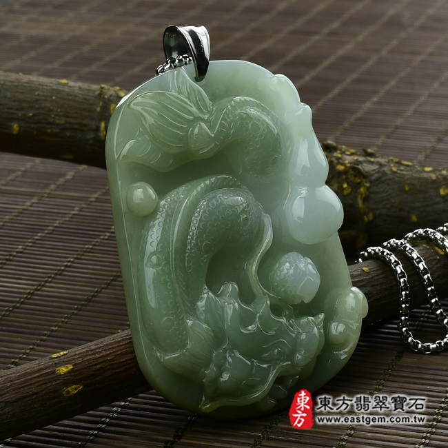飛騰游龍 左側照片 （已出售勿下標，可訂做）翡翠龍項鍊玉珮（飛騰游龍：龍牌A貨翡翠龍玉珮、緬甸玉龍玉墜）。糯種龍，DR145。客製化訂做各種翡翠龍吊墜玉珮項鍊。★附A貨翡翠雙證書