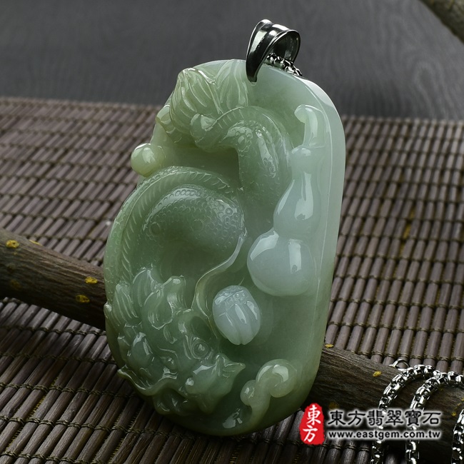 飛騰游龍 右側照片 （已出售勿下標，可訂做）翡翠龍項鍊玉珮（飛騰游龍：龍牌A貨翡翠龍玉珮、緬甸玉龍玉墜）。糯種龍，DR145。客製化訂做各種翡翠龍吊墜玉珮項鍊。★附A貨翡翠雙證書 