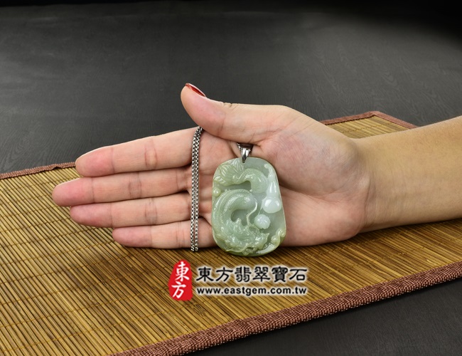 飛騰游龍 大小示意照片（已出售勿下標，可訂做）翡翠龍項鍊玉珮（飛騰游龍：龍牌A貨翡翠龍玉珮、緬甸玉龍玉墜）。糯種龍，DR145。客製化訂做各種翡翠龍吊墜玉珮項鍊。★附A貨翡翠雙證書