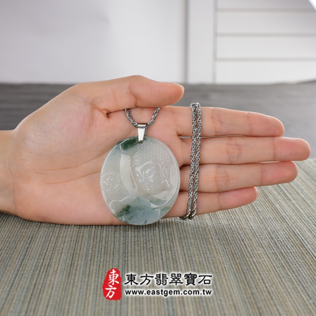 翡翠佛祖項鍊玉珮大小示意照片 （已出售勿下標，可訂做） 翡翠佛祖項鍊玉珮（佛祖：佛祖牌A貨翡翠佛祖玉珮、緬甸玉佛祖玉墜）。深淺綠色糯豆種帶飄花翡翠佛祖，FD133。客製化訂做各種翡翠佛祖吊墜玉珮項鍊。★附A貨翡翠雙證書