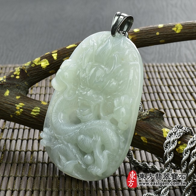 飛龍在天 右側照片 （已出售勿下標，可訂做）翡翠龍項鍊玉珮（飛龍在天：龍牌A貨翡翠龍玉珮、緬甸玉龍玉墜）。糯種龍，DR-146。客製化訂做各種翡翠龍吊墜玉珮項鍊。★附A貨翡翠雙證書  