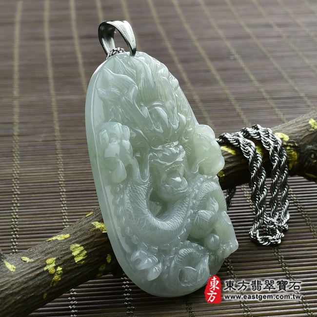 飛龍在天 左側照片 （已出售勿下標，可訂做）翡翠龍項鍊玉珮（飛龍在天：龍牌A貨翡翠龍玉珮、緬甸玉龍玉墜）。糯種龍，DR-146。客製化訂做各種翡翠龍吊墜玉珮項鍊。★附A貨翡翠雙證書  