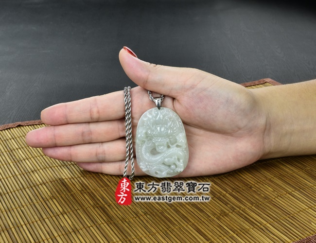 飛龍在天 大小示意照片 （已出售勿下標，可訂做）翡翠龍項鍊玉珮（飛龍在天：龍牌A貨翡翠龍玉珮、緬甸玉龍玉墜）。糯種龍，DR-146。客製化訂做各種翡翠龍吊墜玉珮項鍊。★附A貨翡翠雙證書  