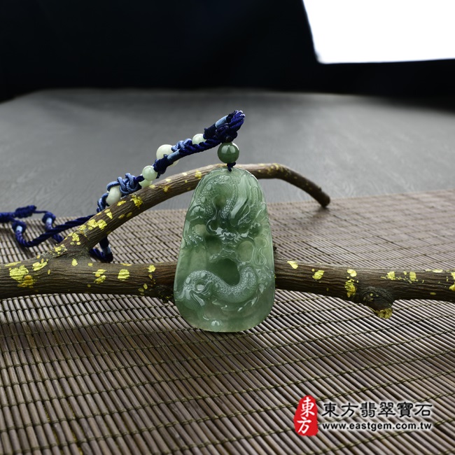 飛騰游龍 情境照片 翡翠龍項鍊玉珮（飛騰游龍：龍牌A貨翡翠龍玉珮、緬甸玉龍玉墜）。油青帶糯種龍，DR-154。客製化訂做各種翡翠龍吊墜玉珮項鍊。★附A貨翡翠雙證書  