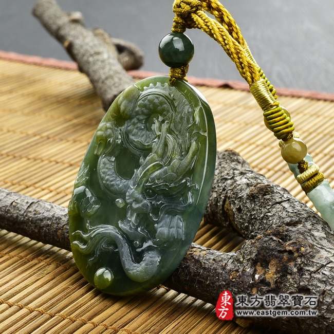 飛騰游龍 右側照片 （已出售勿下標，可訂做）翡翠龍項鍊玉珮（飛騰游龍：龍牌A貨翡翠龍玉珮、緬甸玉龍玉墜）。糯種油青帶黃翡龍，DR-155。客製化訂做各種翡翠龍吊墜玉珮項鍊。★附A貨翡翠雙證書  