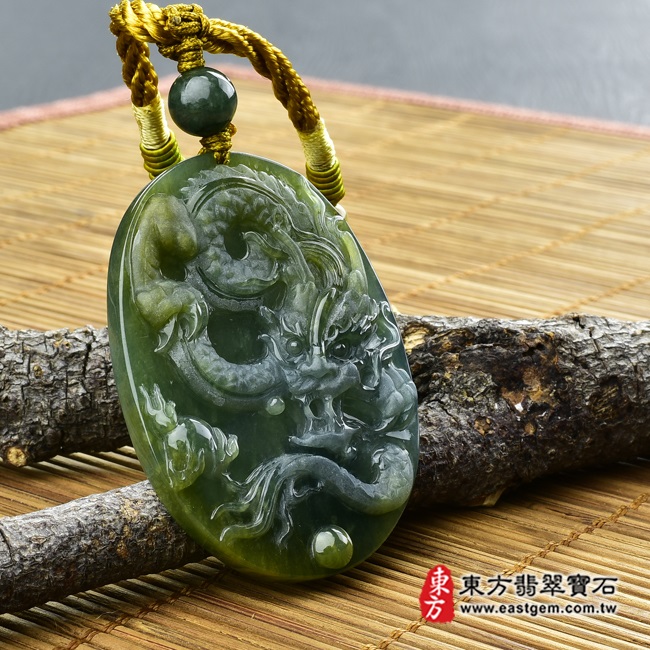 飛騰游龍 左側照片 （已出售勿下標，可訂做）翡翠龍項鍊玉珮（飛騰游龍：龍牌A貨翡翠龍玉珮、緬甸玉龍玉墜）。糯種油青帶黃翡龍，DR-155。客製化訂做各種翡翠龍吊墜玉珮項鍊。★附A貨翡翠雙證書  