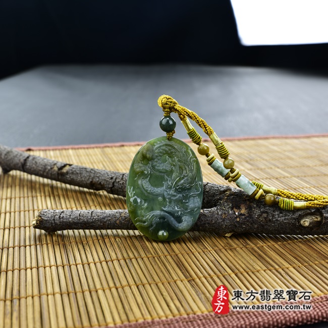 飛騰游龍 情境照片 （已出售勿下標，可訂做）翡翠龍項鍊玉珮（飛騰游龍：龍牌A貨翡翠龍玉珮、緬甸玉龍玉墜）。糯種油青帶黃翡龍，DR-155。客製化訂做各種翡翠龍吊墜玉珮項鍊。★附A貨翡翠雙證書  