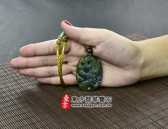飛騰游龍 大小示意照片 （已出售勿下標，可訂做）翡翠龍項鍊玉珮（飛騰游龍：龍牌A貨翡翠龍玉珮、緬甸玉龍玉墜）。糯種油青帶黃翡龍，DR-155。客製化訂做各種翡翠龍吊墜玉珮項鍊。★附A貨翡翠雙證書  